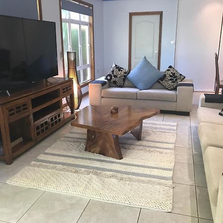Taj On Byrnes - Private Luxury Apartment Mareeba Esterno foto